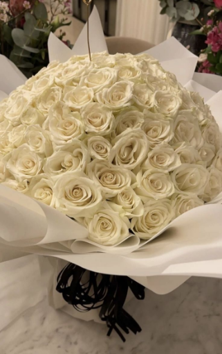 Picture of white roses